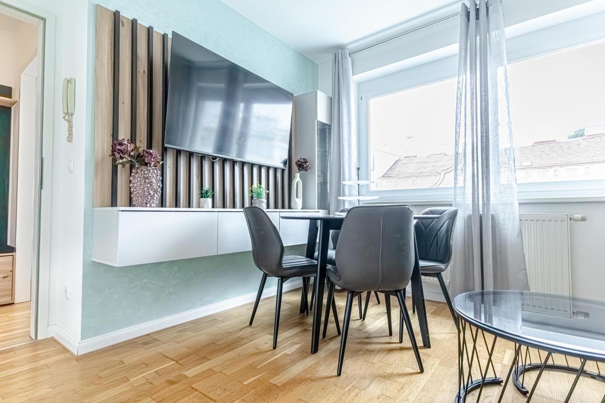 Trendy - Modern 1br & 1lr In Center * Viena